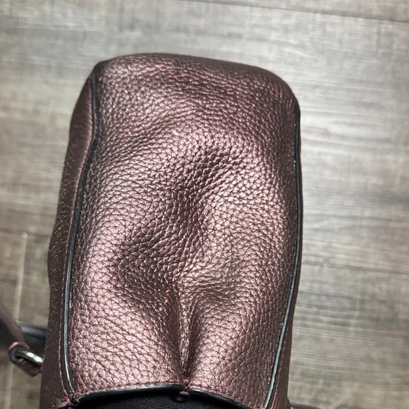 Coach Stanton Carryall 26 in metallic pebbled leather. - Picture 5 of 15